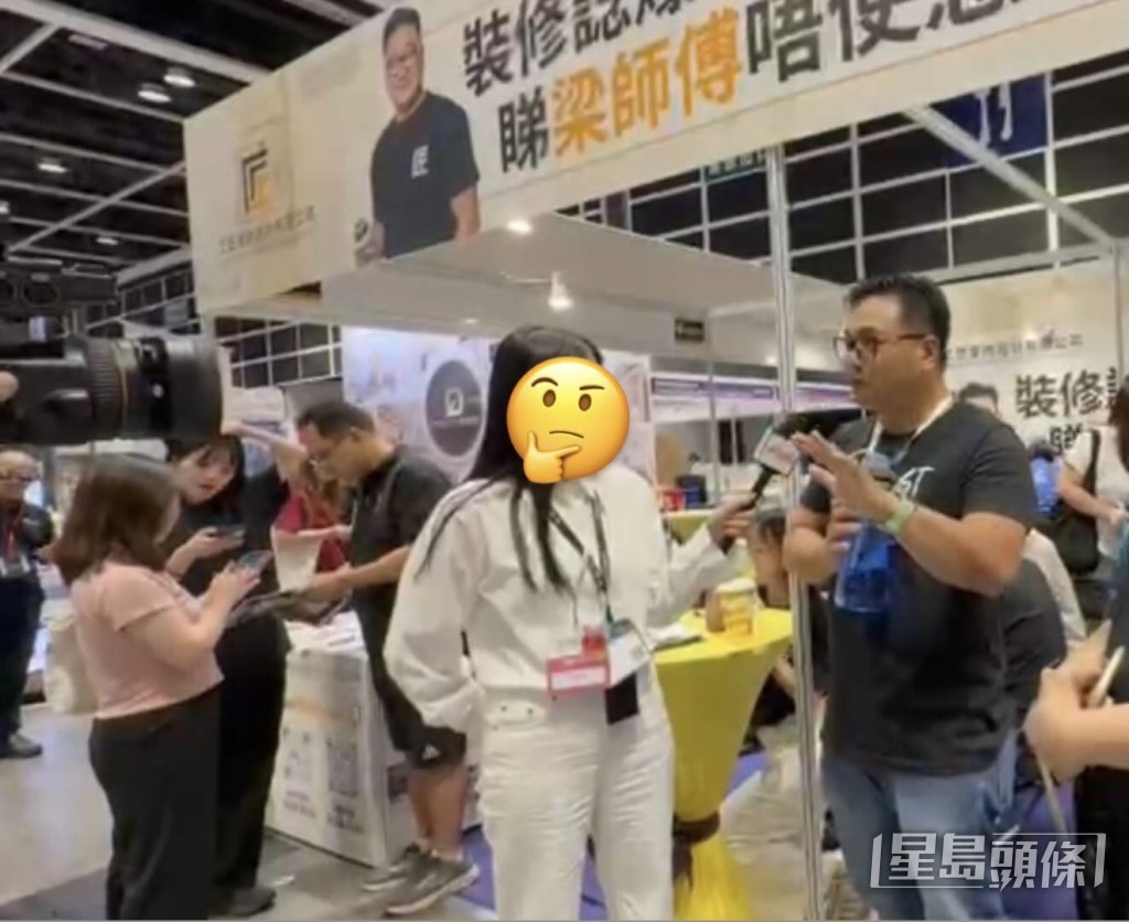 從梁師傅(相中受訪者)上載的相片可見，該名被加上Emoji遮蔽樣貌的女「記者」身穿斯文白恤衫。(圖片來源：stinteriorhk＠Threads)