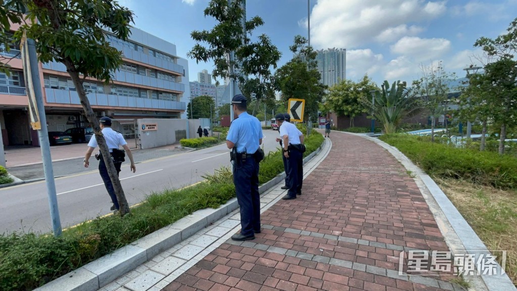 警員到場搜索賊蹤。曾志恒攝 警員到場搜索賊蹤。曾志恒攝