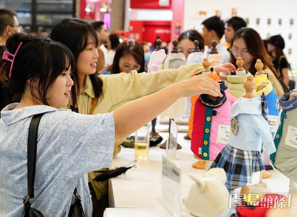 去年有調查指，主人每月平均在寵物身上花費近1500元。