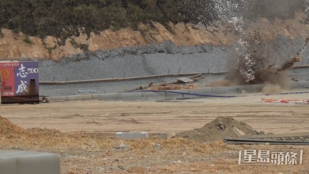 EOD出動拆彈機械人引爆迫擊砲。蔡楚輝攝 EOD出動拆彈機械人引爆迫擊砲。蔡楚輝攝