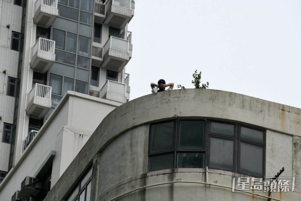 男子危站天台。楊偉亨攝 男子危站天台。楊偉亨攝