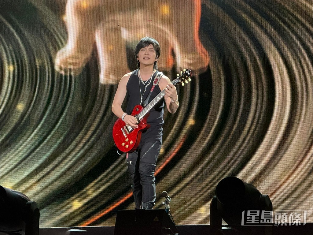 五月天表示今次全新場地全面升級,攜手呈獻球體巨型LED舞台裝置,打造震撼的視覺效果,搭配頂級聲光技術,與香港歌迷「太平山下和你再乾一杯,再聚細數25年點點滴滴」。 五月天表示今次全新場地全面升級,攜手呈獻球體巨型LED舞台裝置,打造震撼的視覺效果,搭配頂級聲光技術,與香港歌迷「太平山下和你再乾一杯,再聚細數25年點點滴滴」。