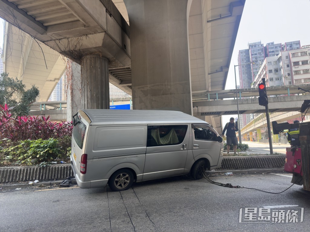 輕貨鏟上花槽石壆。梁國峰攝