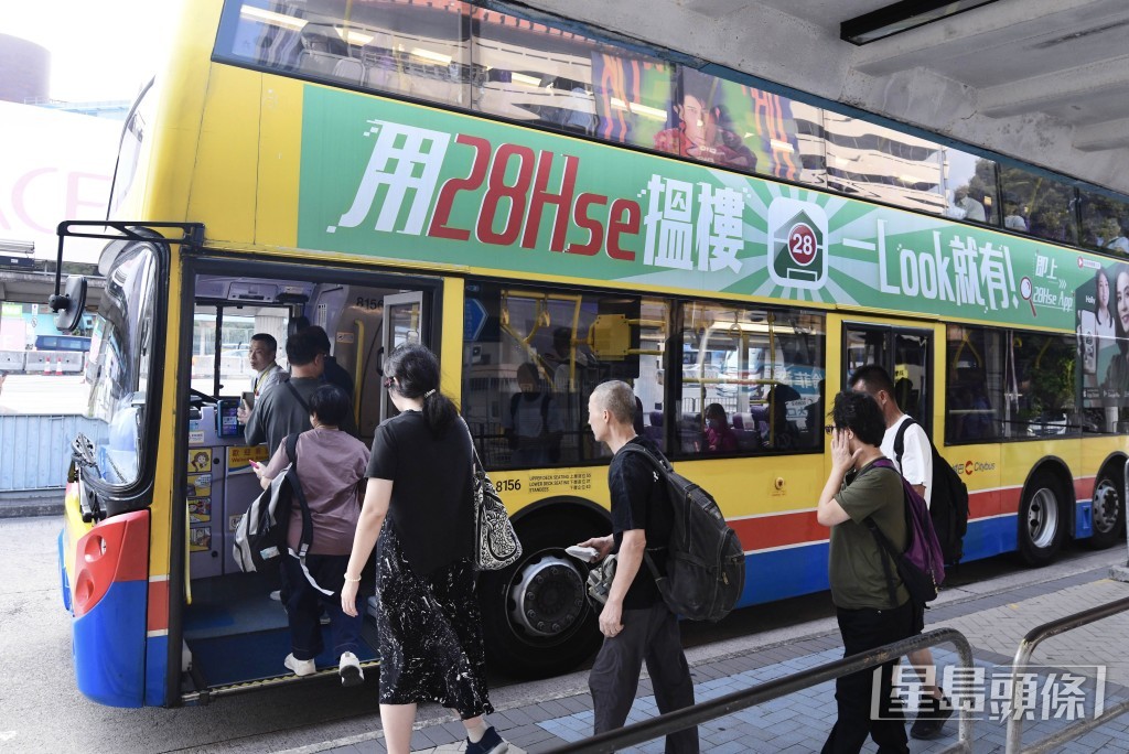 每日乘搭九巴通勤的市民直言，若落實加價將大幅增加交通開支，形容加幅「狼咗啲」。