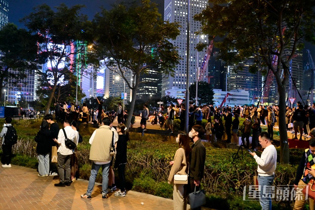 有过百没有购票入场的乐迷在核心外围听偶像的演出。