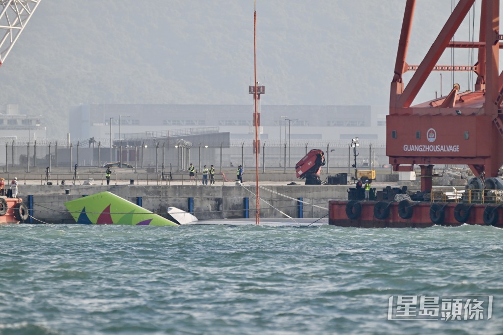 打撈船南天翔的甲板上清晰可見有大量機器殘骸。劉駿軒攝 打撈船南天翔的甲板上清晰可見有大量機器殘骸。劉駿軒攝