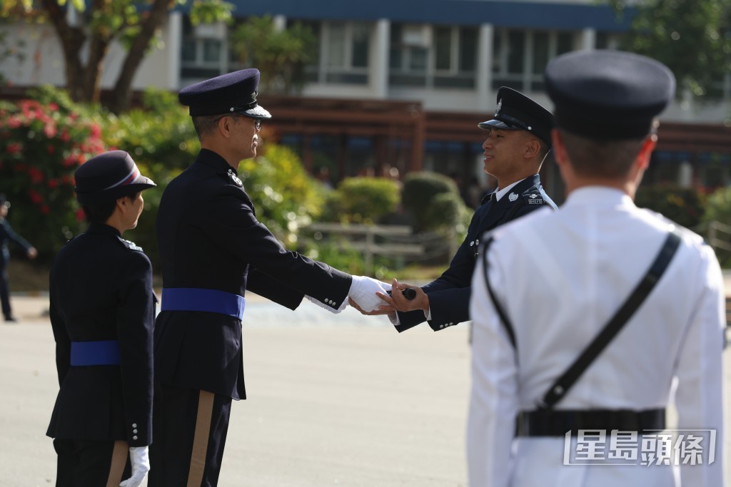 警務處副處長（行動）葉雲龍(圖左)今日出席香港警察學院結業會操，檢閱34名見習督察及187名學警加入警隊。劉漢權攝