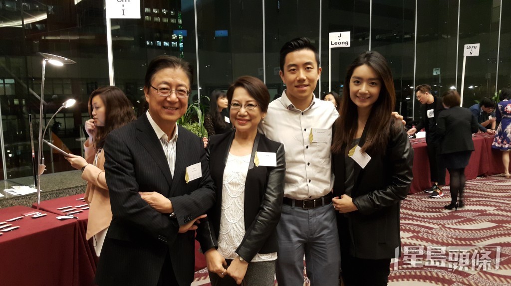 車淑梅兒子(右二)曾留學美國。 車淑梅兒子(右二)曾留學美國。
