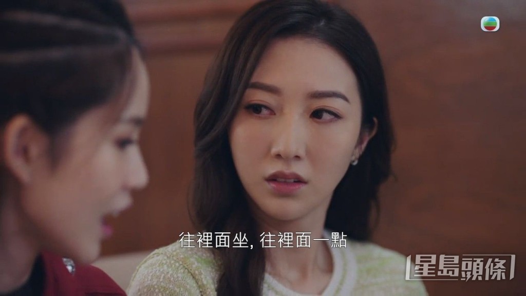 何依婷饰演患有抑郁症的反骨妹“徐晓薇”。