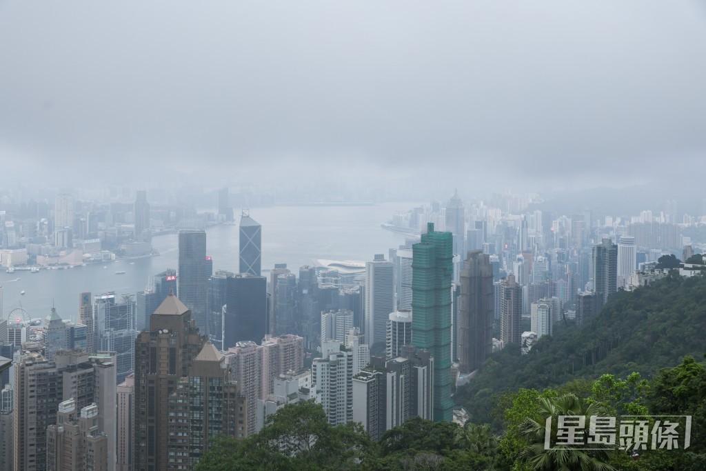 今日天色陰沉,維港景觀霧濛濛。 今日天色陰沉,維港景觀霧濛濛。