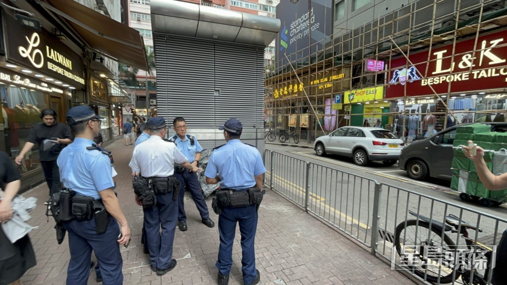 被爆竊兩舖打對面。 被爆竊兩舖打對面。