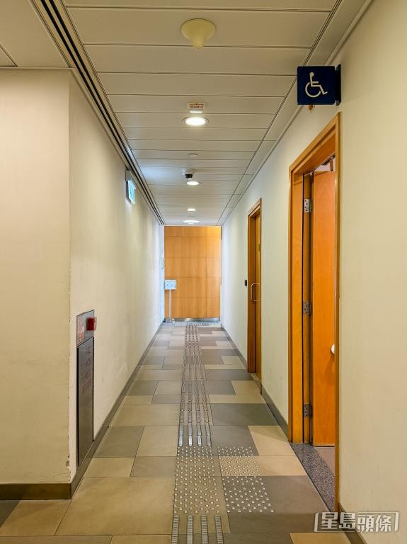 啟德社區會堂內設有暢通易達洗手間及觸覺引路帶。