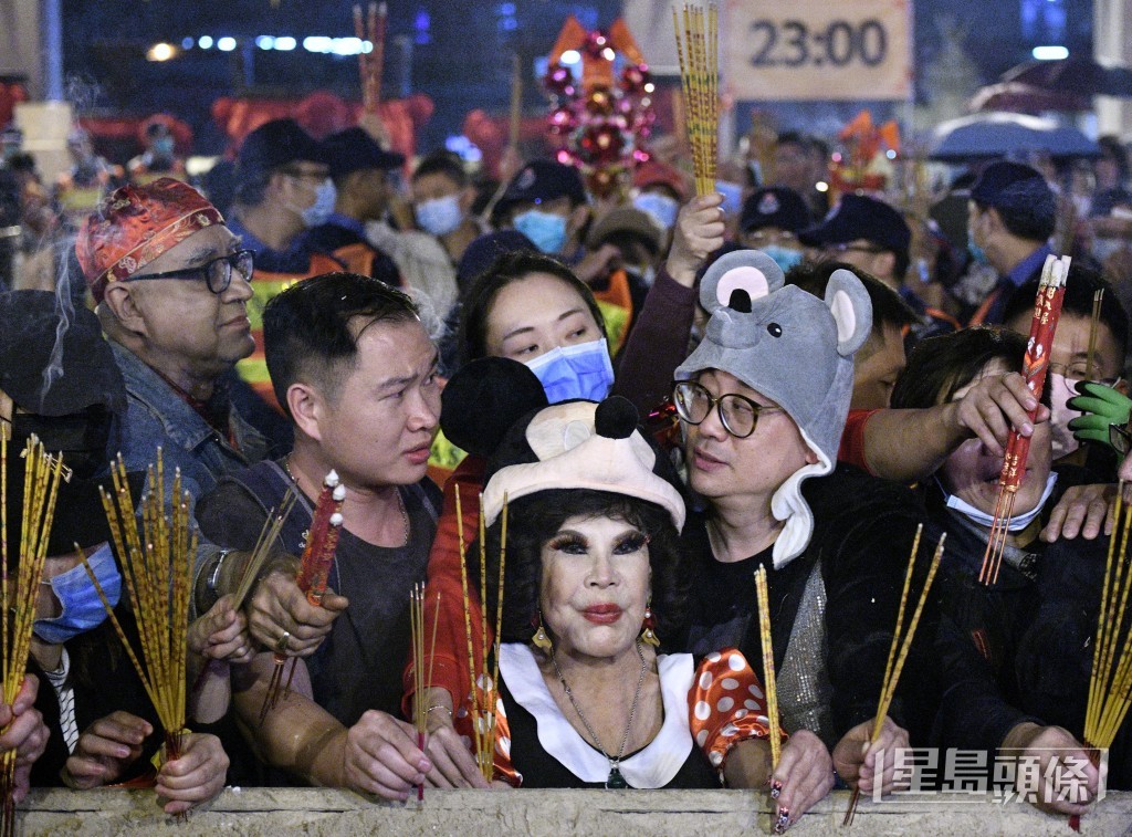 近年黄夏蕙言行举止出位，每年新都扮成当年生肖拜黄大仙，曾扮成米妮迎鼠年。