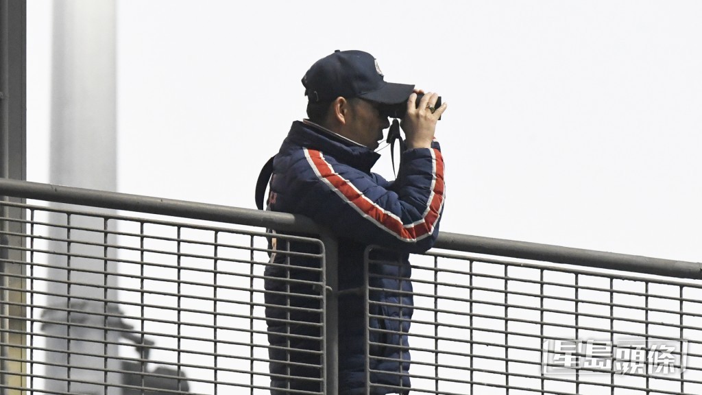 「玛瑙」今朝出跳时罗富全特意走上烽火台顶楼睇马，课后更向鞍上人追问情况。