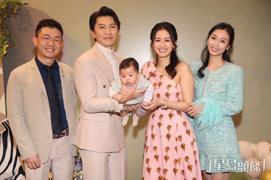 袁偉豪和張寶兒帶「袁咕碌」一起現身,「袁咕碌」見到大批傳媒也不怕生,未有哭鬧。 袁偉豪和張寶兒帶「袁咕碌」一起現身,「袁咕碌」見到大批傳媒也不怕生,未有哭鬧。
