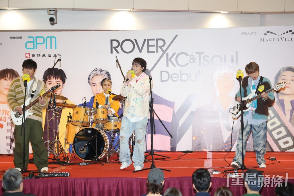 ROVER重演手拖手入錄音室的情境。