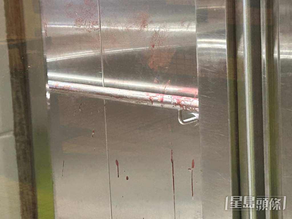升降機內四壁血迹斑斑。曾志恒攝