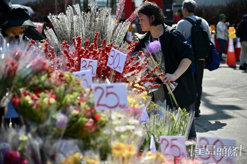 不少攤檔前有人流聚集，氣氛熱鬧。