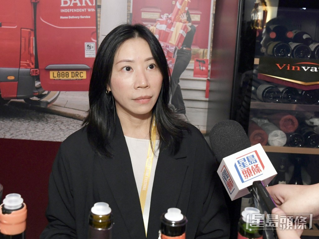 在尊尚名酒區的白酒商負責人黃小姐。 在尊尚名酒區的白酒商負責人黃小姐。