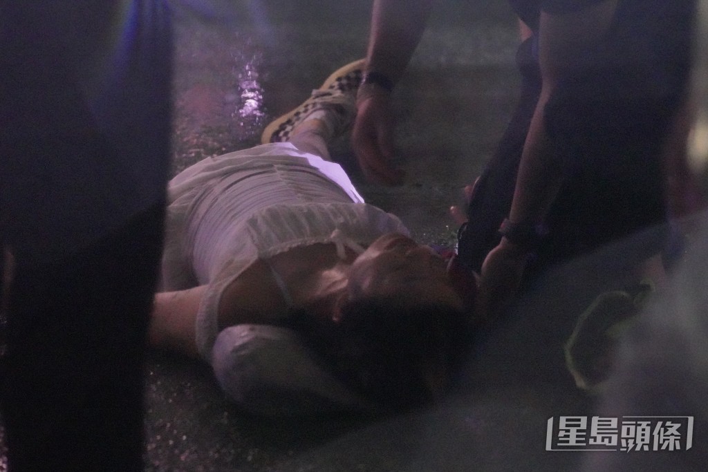 在泫雅演唱期間,有一名女士暈倒。 在泫雅演唱期間,有一名女士暈倒。