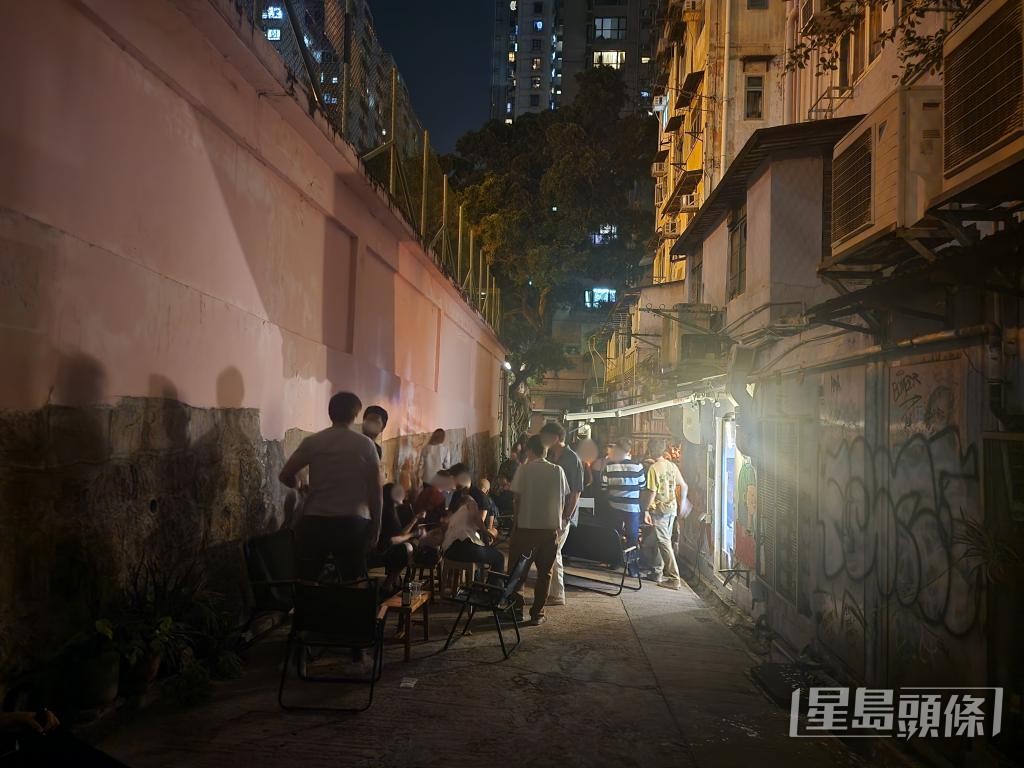 周五晚上10時半,有大批外籍人士在舊吉昌街聚集,坐在露營椅上飲酒。 周五晚上10時半,有大批外籍人士在舊吉昌街聚集,坐在露營椅上飲酒。