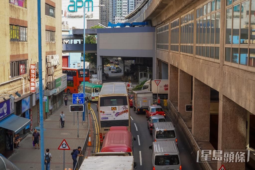 觀塘道迴旋處車流密集。 觀塘道迴旋處車流密集。