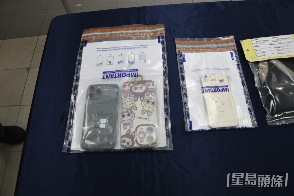 警方檢獲被捕女子犯案的手機。楊偉亨攝 警方檢獲被捕女子犯案的手機。楊偉亨攝
