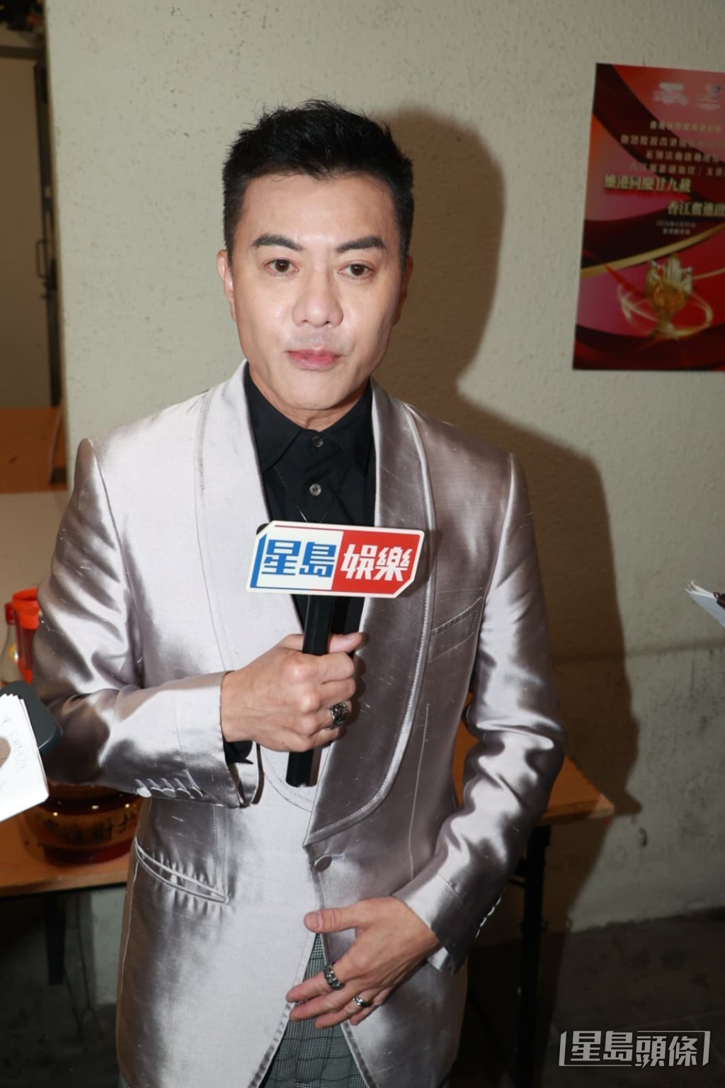 他與香港武術聯會合作唱出《滄海一聲笑》及創意粵歌《待你歸來》。