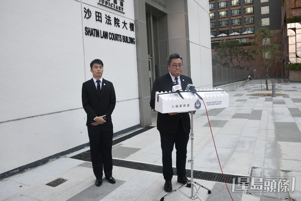 入境處特遣隊副指揮官李烱超(圖右)總結案情及對判刑作出回應。楊偉亨攝 入境處特遣隊副指揮官李烱超(圖右)總結案情及對判刑作出回應。楊偉亨攝