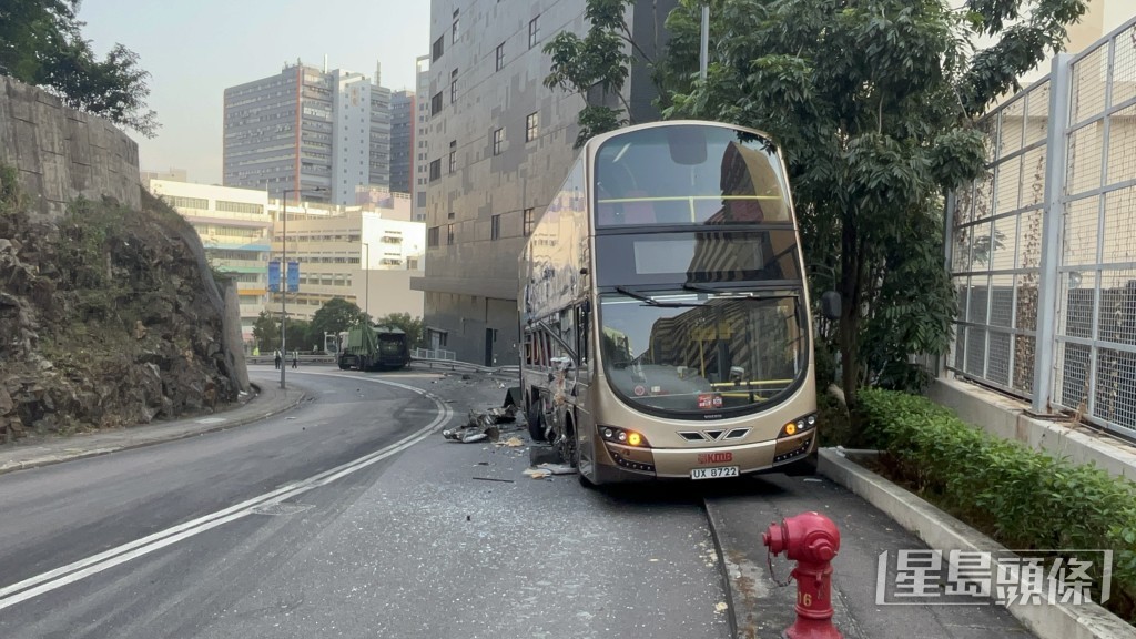 九巴剷上行人路。楊偉亨攝 九巴剷上行人路。楊偉亨攝