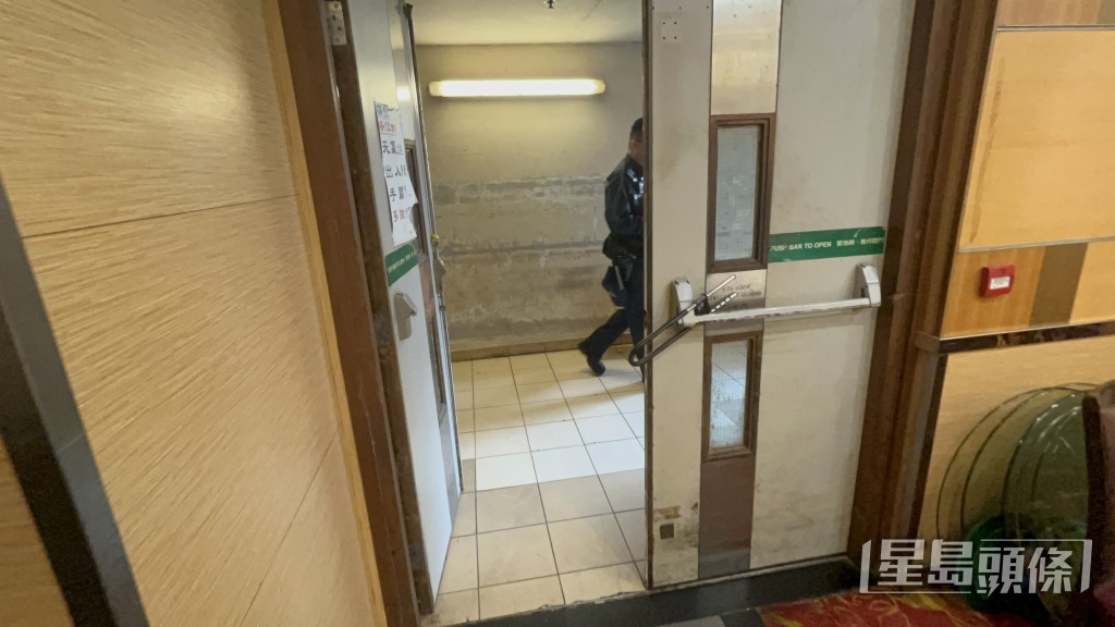 賊人撬毀酒樓通往商場的後門。