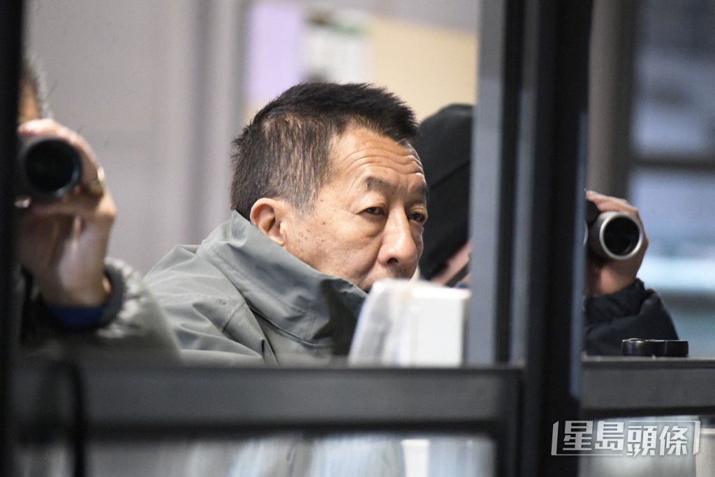 昨朝「午夜快車」課前課後徐雨石都捉住希威森傾談，動態非常認真。