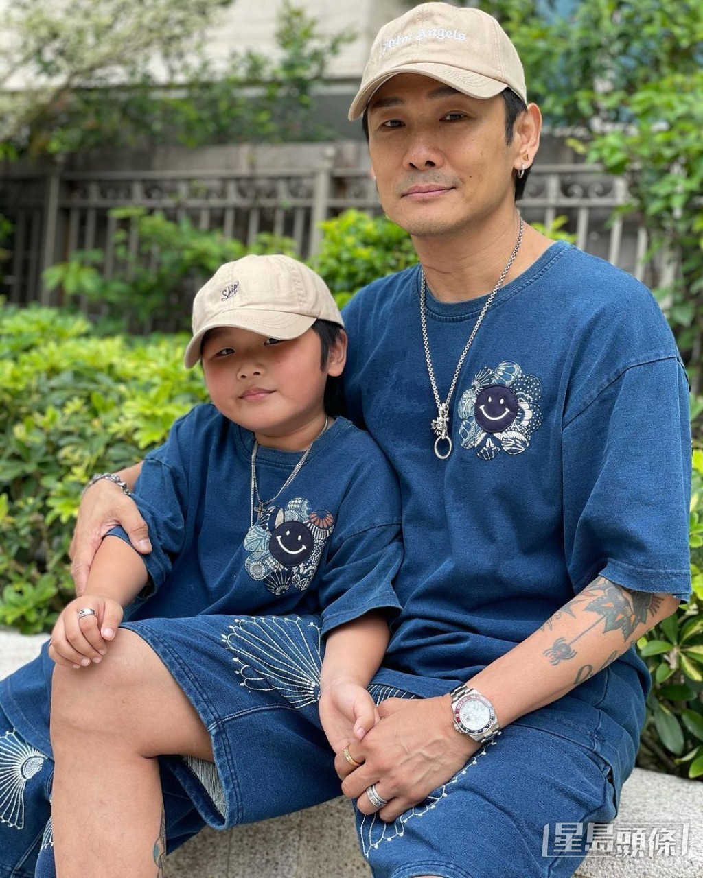 父子裝去郊遊。 父子裝去郊遊。