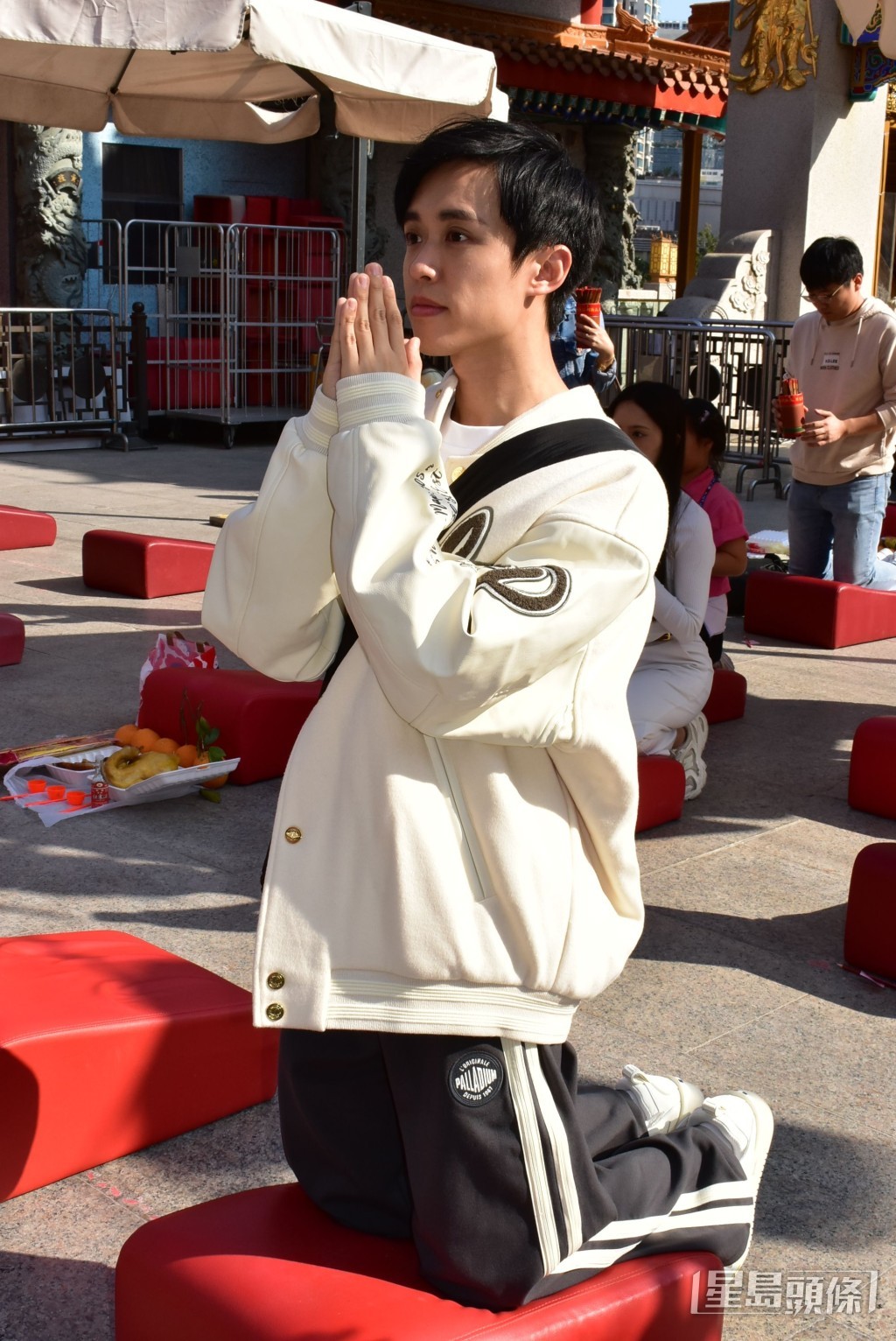 顧定軒喺新正頭到黃大仙拜神祈福。