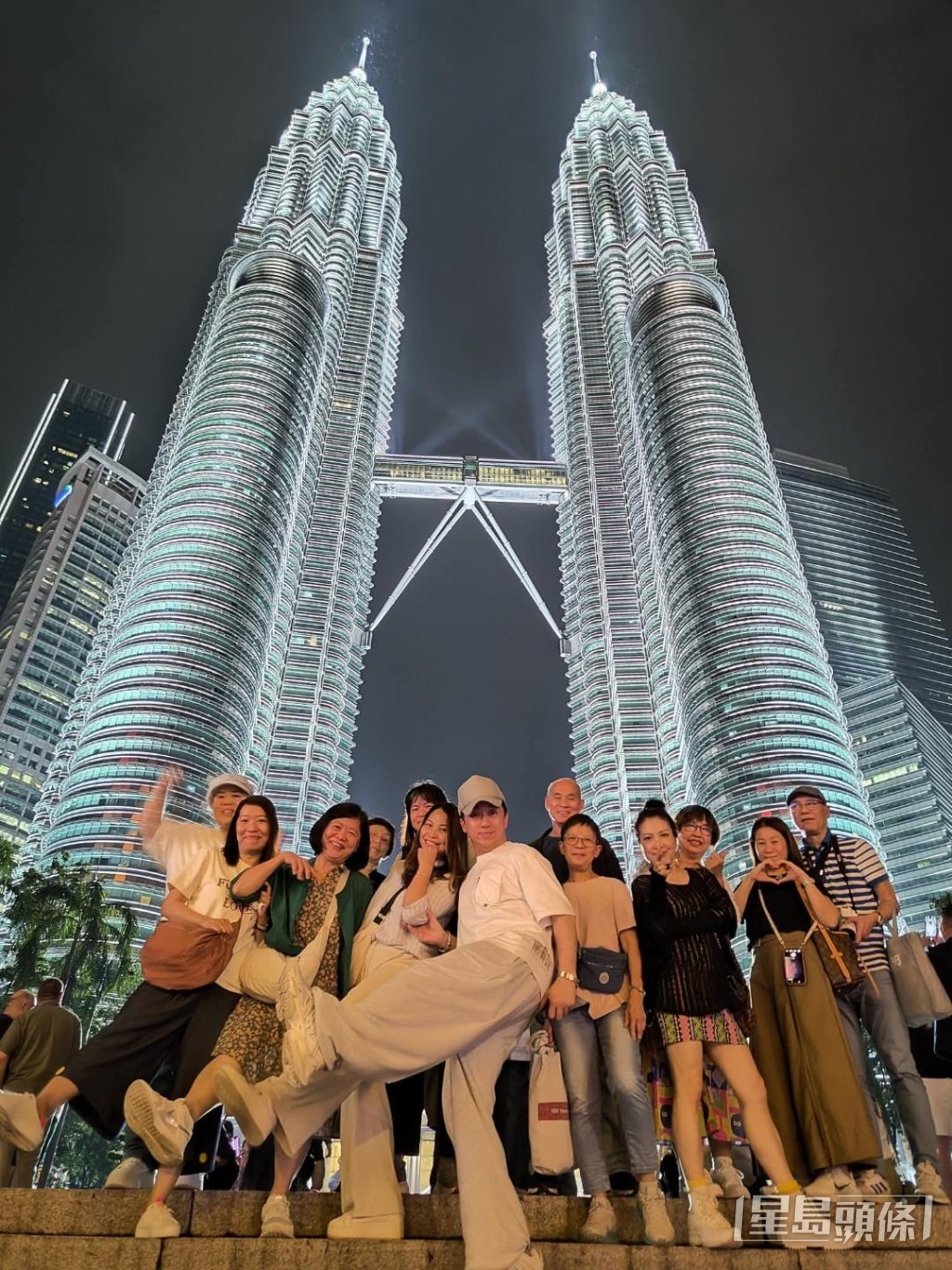 齊齊夜遊雙子塔。