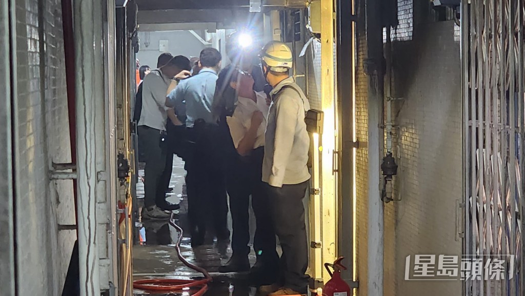 火警單位外牆明顯熏黑。黎志偉攝 火警單位外牆明顯熏黑。黎志偉攝