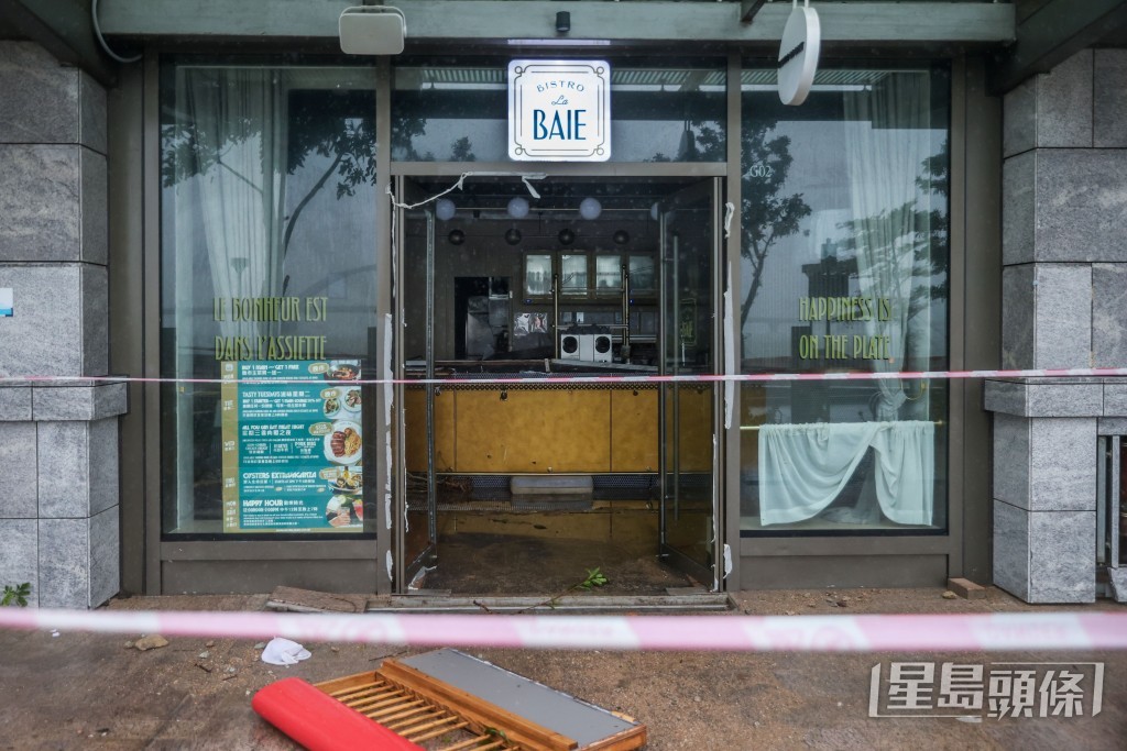 其中一餐廳的玻璃大門疑似不堪強風吹襲，整片碎裂。何家豪攝