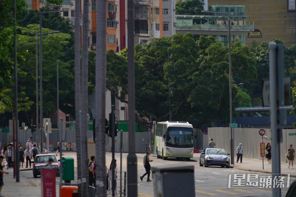 有跨境巴士停泊在裕民坊,等候進入裕民坊公共運輸交匯處上客。 有跨境巴士停泊在裕民坊,等候進入裕民坊公共運輸交匯處上客。