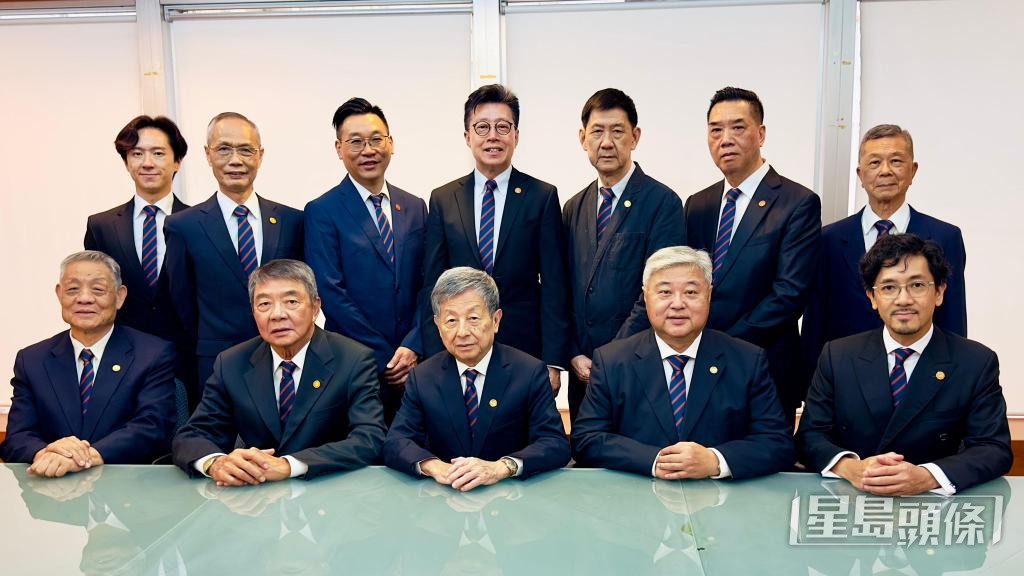 翁國豪（上排左一）是香港的士小巴商總會的最年輕成員。