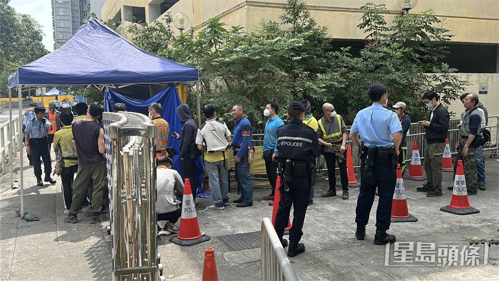 工人排隊先登記才可進入屋苑工作。劉漢權攝 工人排隊先登記才可進入屋苑工作。劉漢權攝