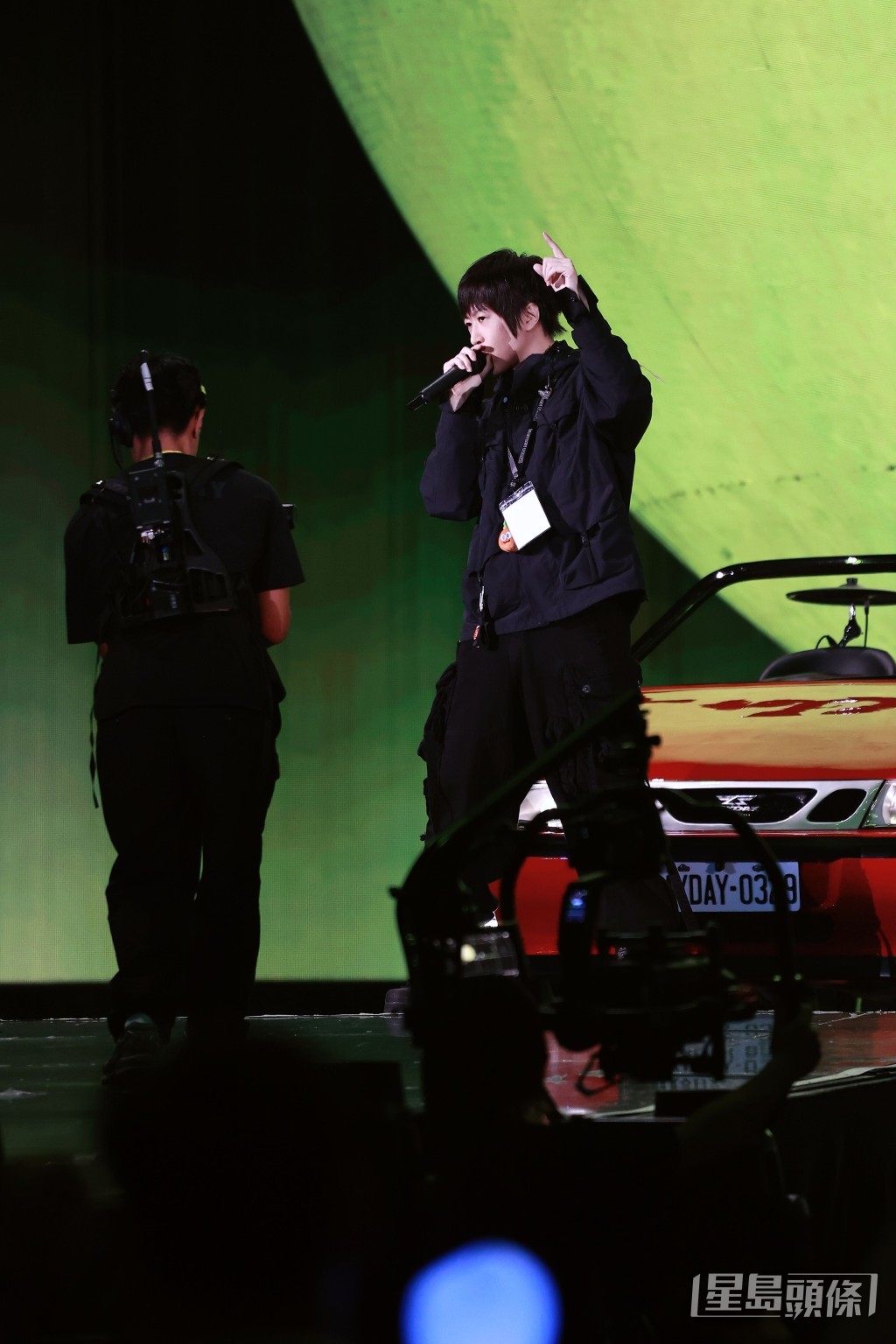 阿信台上玩得太盡。 阿信台上玩得太盡。