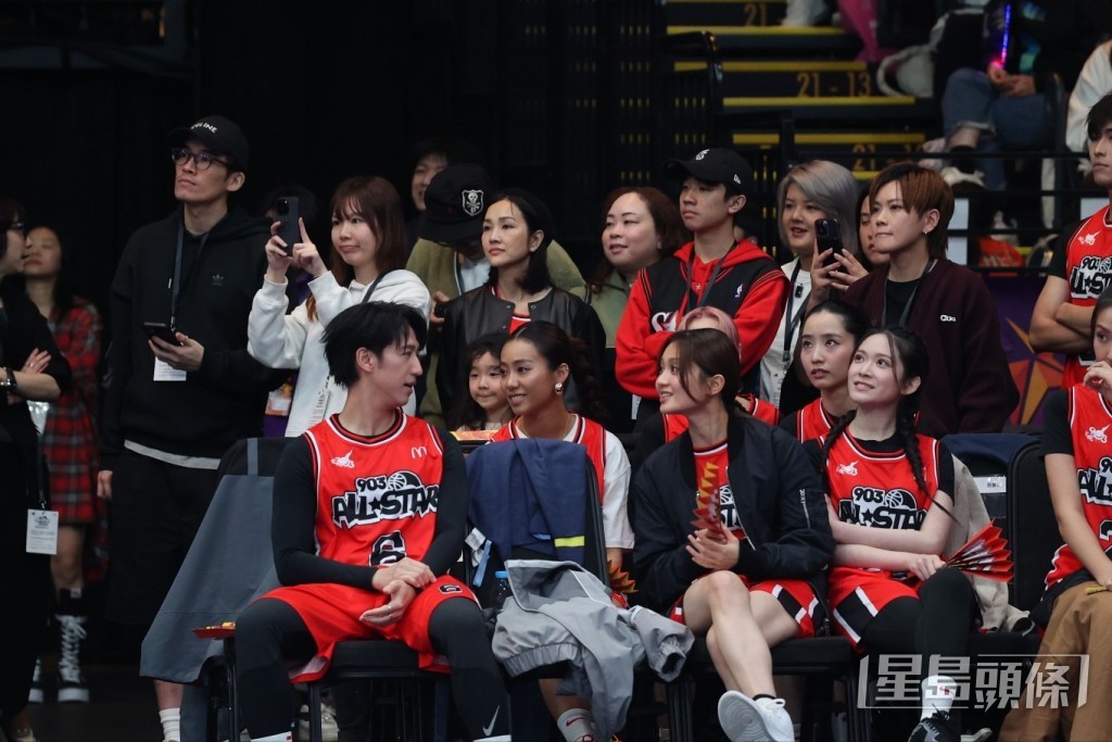 謝安琪望著老公張繼聰比賽,流露幸福表情。 謝安琪望著老公張繼聰比賽,流露幸福表情。