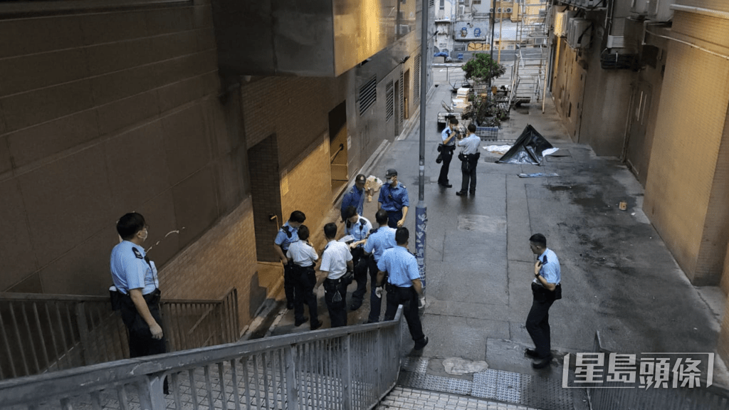一名男子被發現昏迷倒臥在金巴利道26號旁的一條後巷內身亡。黎志偉攝 一名男子被發現昏迷倒臥在金巴利道26號旁的一條後巷內身亡。黎志偉攝