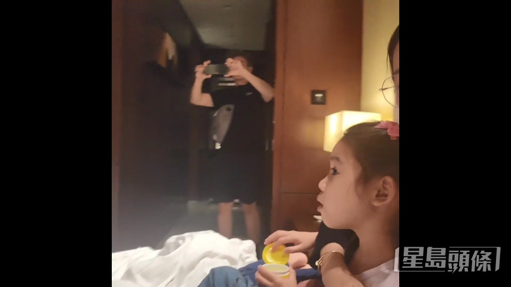 陈豪最近在深圳拍《企业强人》，陈茵媺凑三个子女返深圳，举家在酒店房内睇首播。