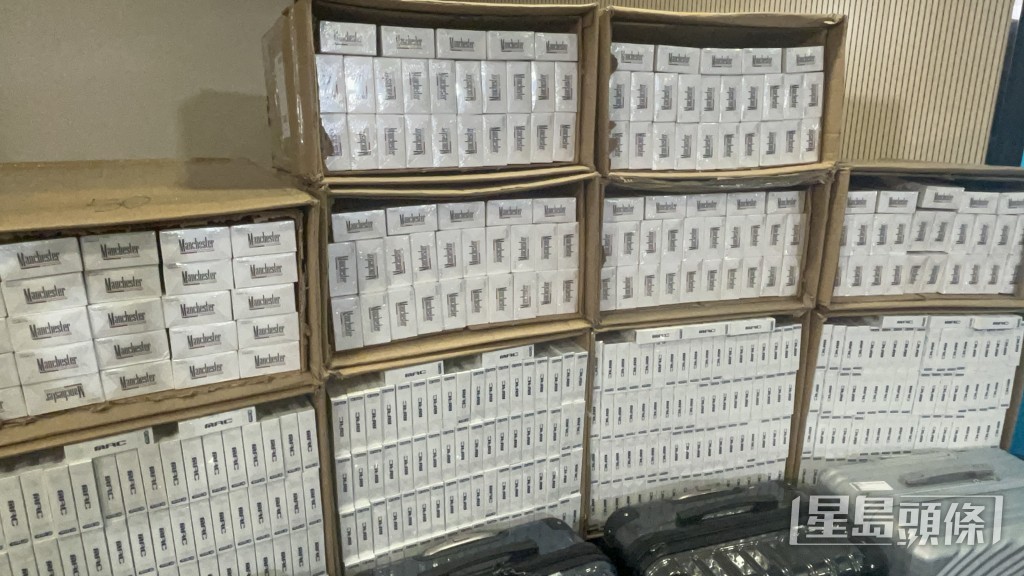 海關展示檢獲的走私煙。楊偉亨攝