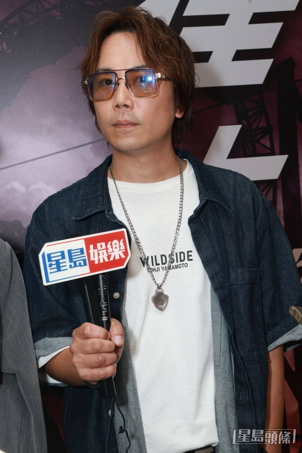 他知道只有該處才有《回到未來》片中的那輛道具車可以合照，故選擇在此地完婚。。