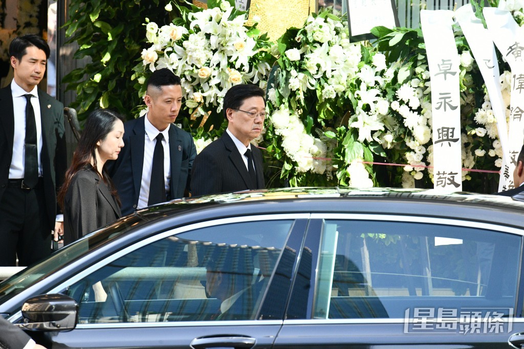 李家超離開殯儀館。 李家超離開殯儀館。