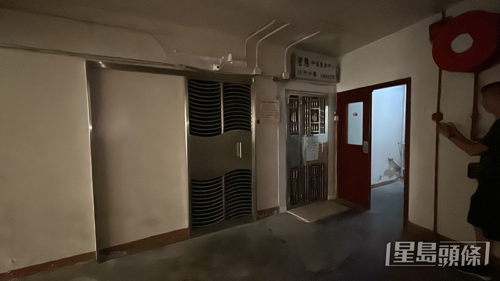 四樓一間賓館漆黑一片。 四樓一間賓館漆黑一片。