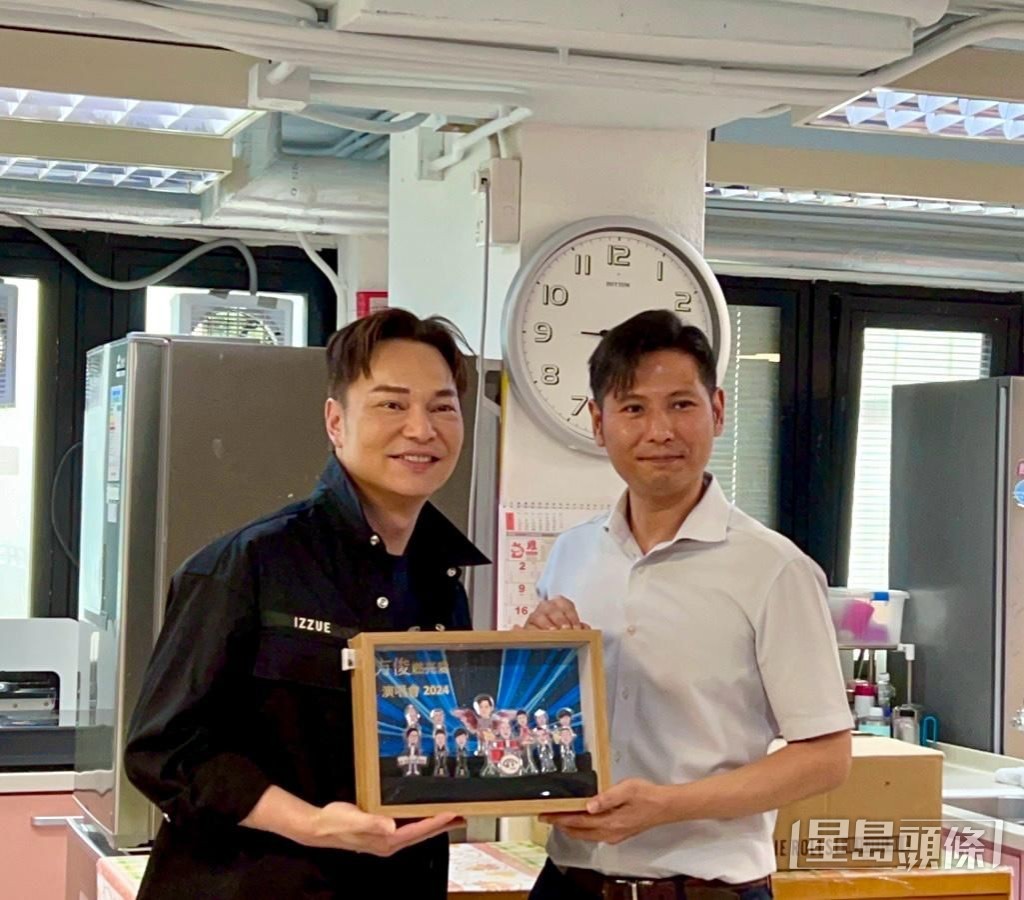 香港盲人輔導會行政總裁方善衡代表送上立體生日卡畀方俊。 香港盲人輔導會行政總裁方善衡代表送上立體生日卡畀方俊。