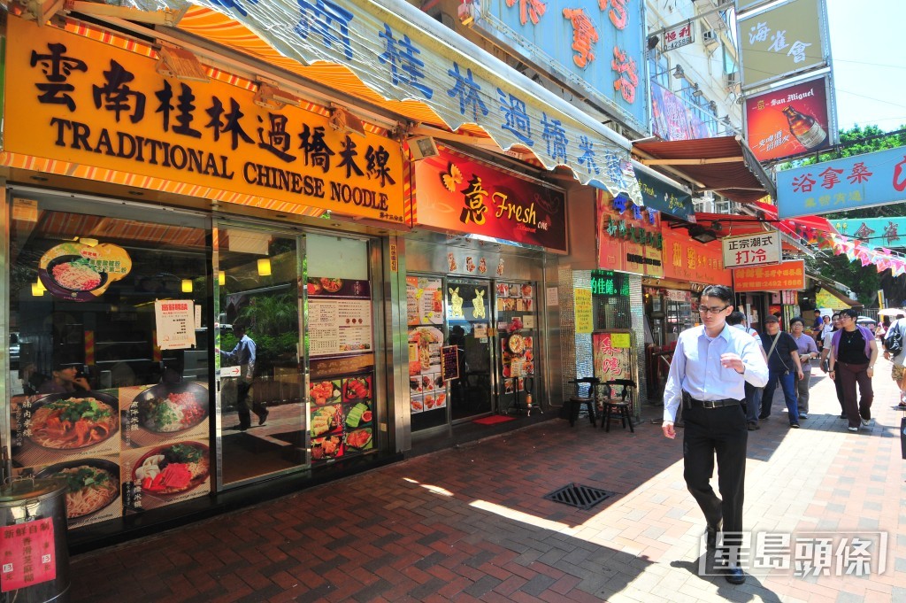 荃灣路德圍一向有荃灣食街之稱,一街布滿各色小店,深受年輕人及街坊歡迎。 荃灣路德圍一向有荃灣食街之稱,一街布滿各色小店,深受年輕人及街坊歡迎。